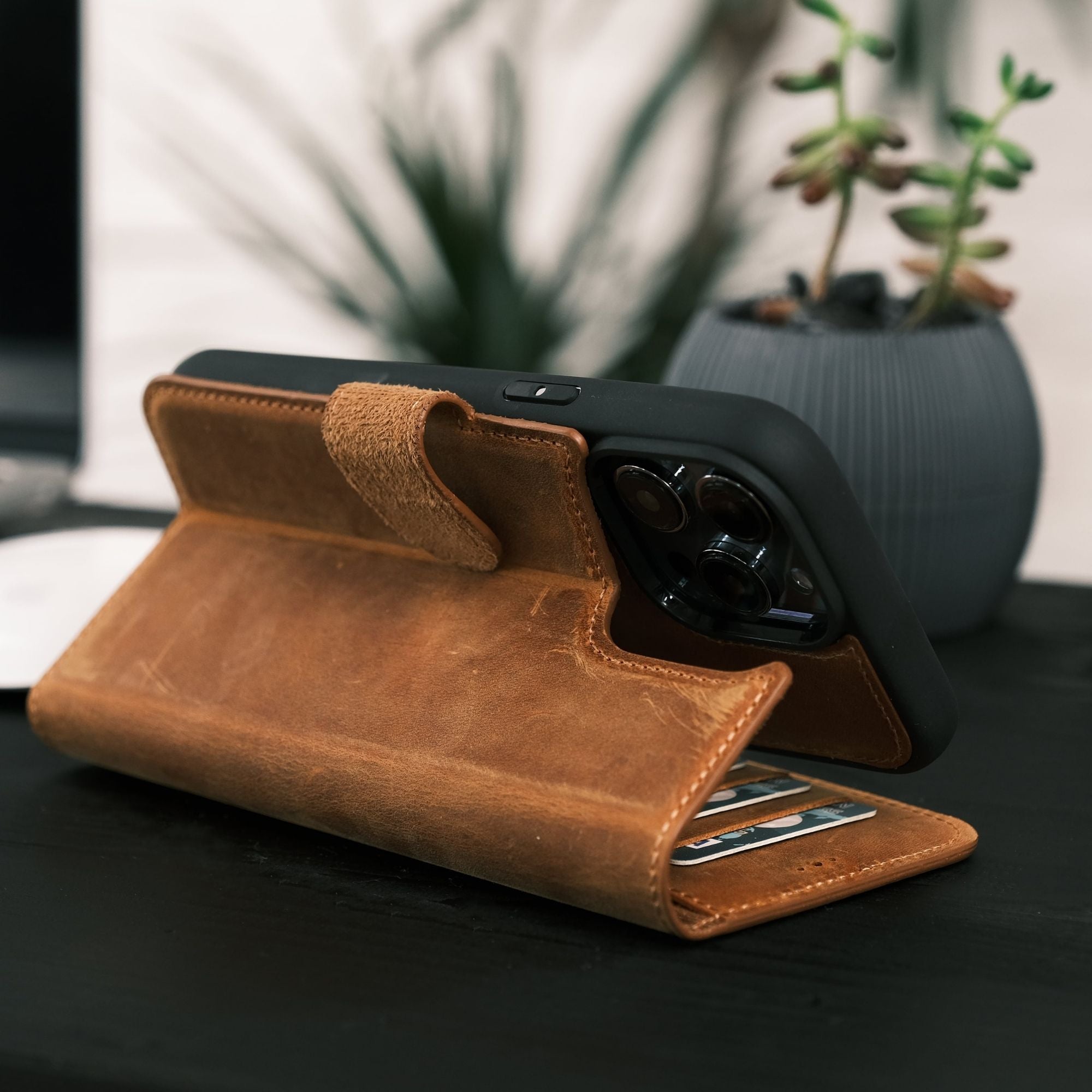 Casper Leather iPhone 15 Series Wallet Case